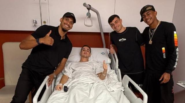 需要缝合修, 的右膝不适